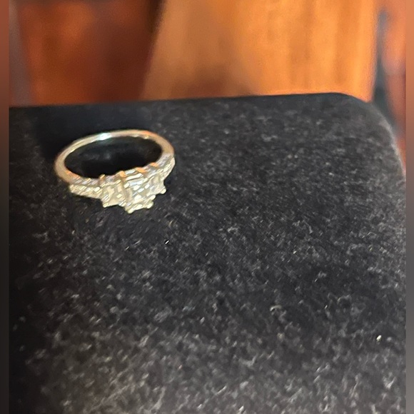 Women’s emerald cut Diamond engagement ring - Picture 2 of 5